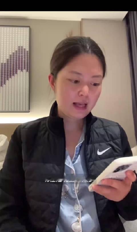 女子吐槽：入住兰州一家酒店，问前台要剪刀剪衣服，遭高大男保安深夜守在门口质问：“