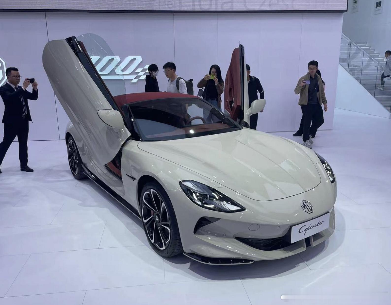 #这是你要的潮车吗# MG Cyberster的“传奇四驱红篷版”车型上市，售价