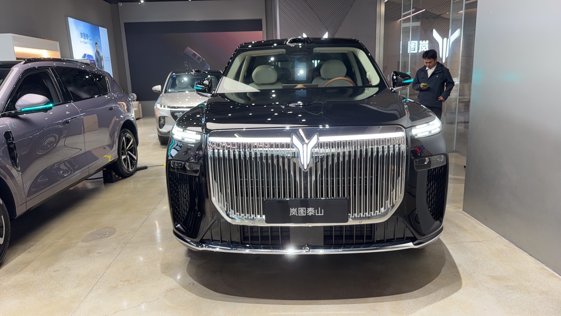 今天带素颜的选美冠军来看看各家的中大型SUV，准备买一台送她玩啦！大v聊车