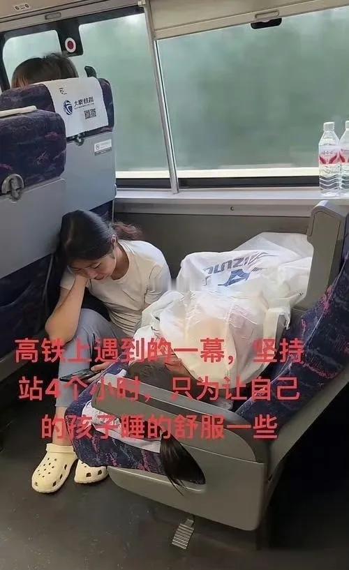 为了孩子睡得舒服点，母亲站了4个小时，小红书全骂“自我感动”，你会为了孩子这样做