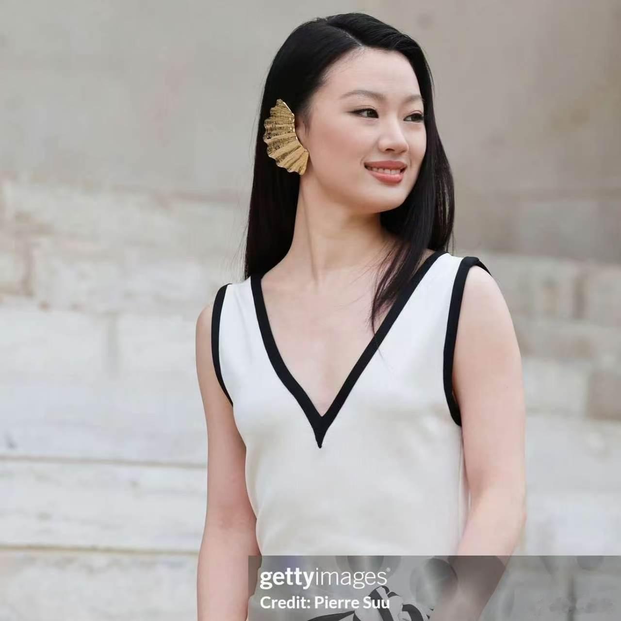 单依纯G社生图单依纯唱功很好，但每次妆发都很显老，掩盖了她的少女感。希望团队多尝