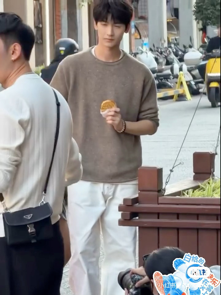 网友偶遇黄俊捷拍摄小饼干广告随手一拍都那么帅 