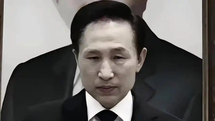 大学期间，我有一位女朋友，她经常请我出来吃饭。
 
一次她过生日，因为过去都是她