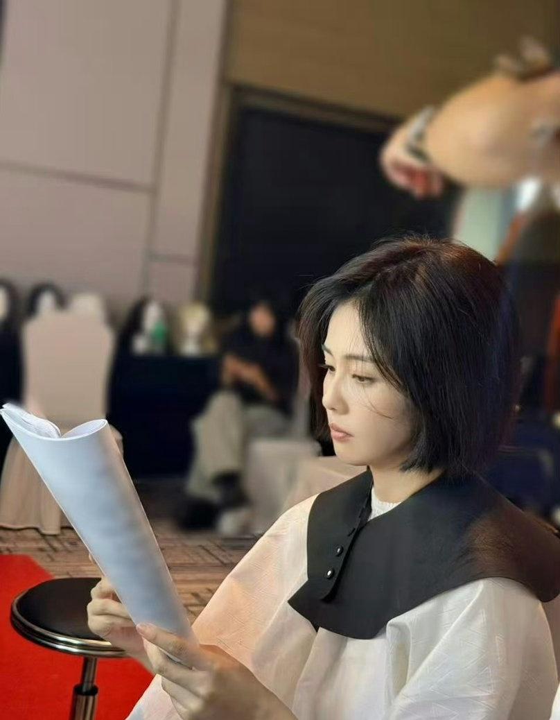 好会守护故事的小女孩一枚 手中的剧本是正在拍摄的《开到荼蘼》就是百变王韵娜浴火重