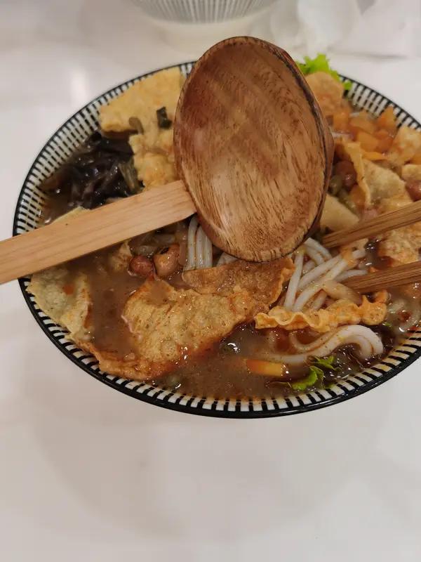 姑娘换了个背对黑衣女子的位置，本以为事儿过去了。结果呢，监控显示黑衣女子一直偷瞄