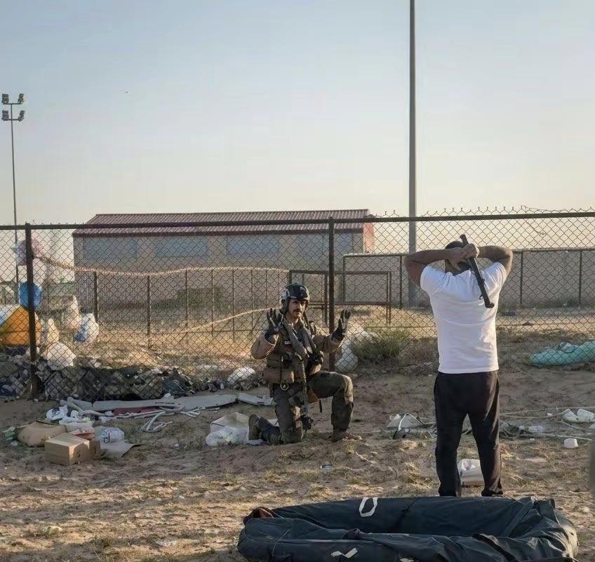 被美军飞行员笑死了，落在了盟友土地上，竟然还直接下跪投降！

2026年3月1日