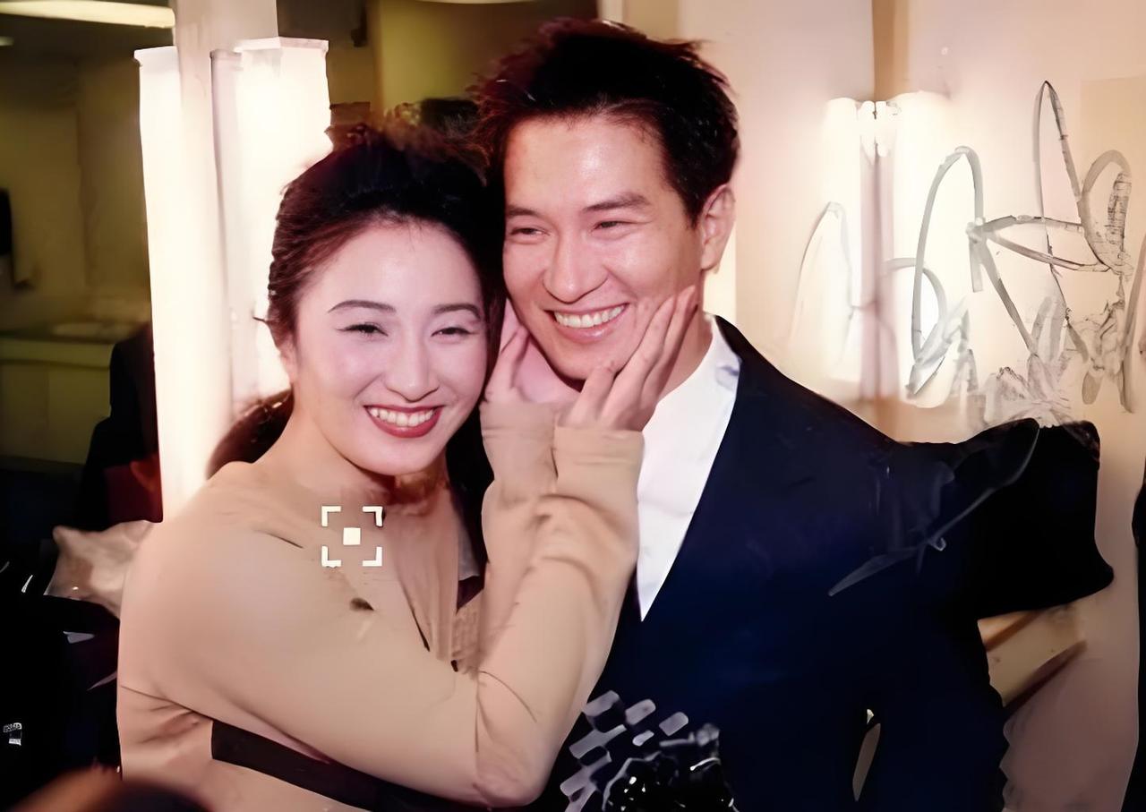 关咏荷和张家辉真的太有夫妻相了！夫妻恩爱果然会越来越像。

都说夫妻恩爱才有夫妻