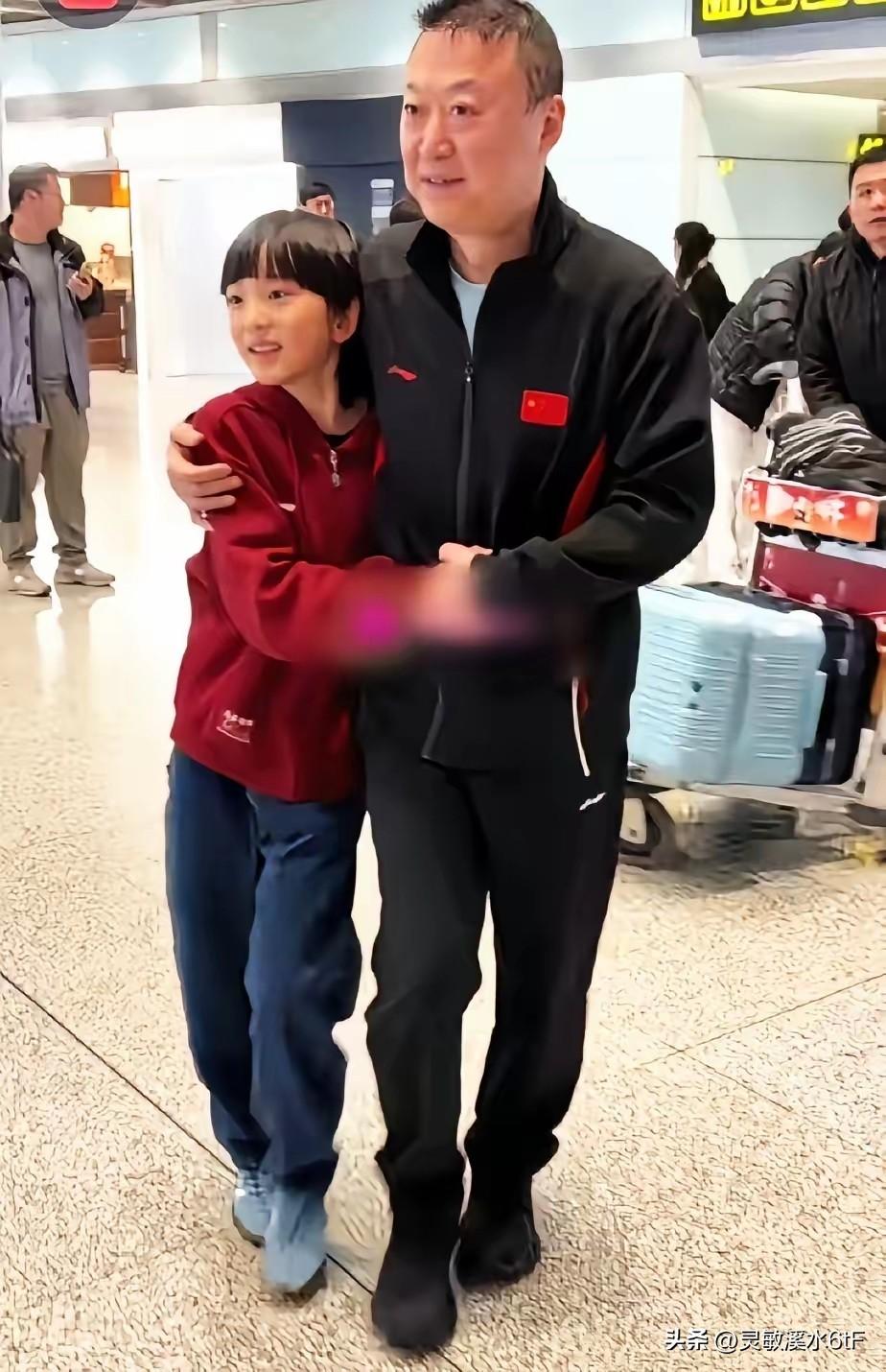 马琳10岁的儿子特意来到机场，等候迎接结束比赛归来的父亲。平日里在赛场上，马琳是