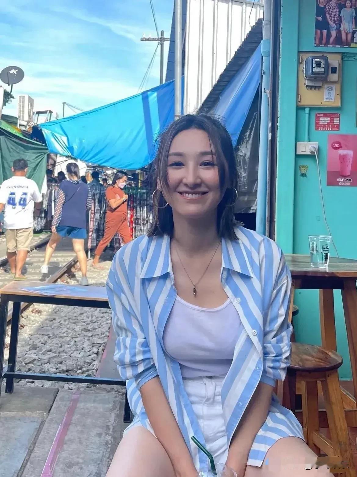 40岁女生的身材真的比20岁女生好太多了！不胖不瘦，从头到脚都完美。成熟的魅力让