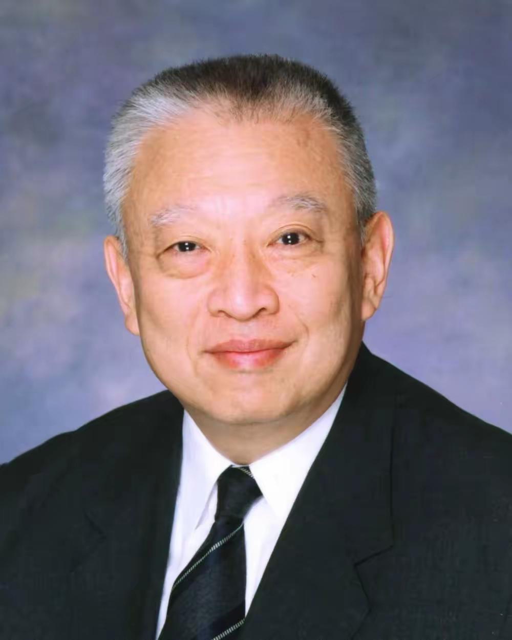 董建华曾担任香港首任特首，真的是特别感谢为香港的繁荣，稳定作出的贡献啊！