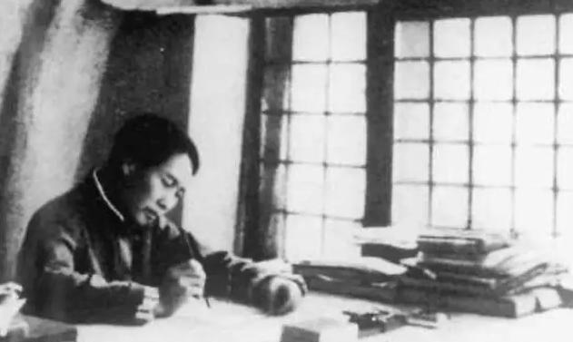 毛主席一生戎马却极少用枪，蒋介石为何说：他手中的笔就是枪......

在硝烟弥