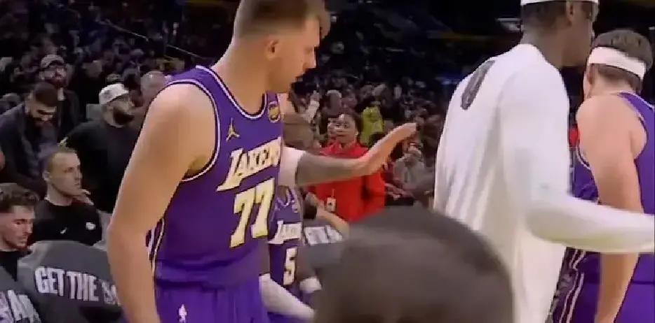 看湖人这半场球，真有点五味杂陈。落后马刺12分，而且还是在对面核心文班亚马没上的