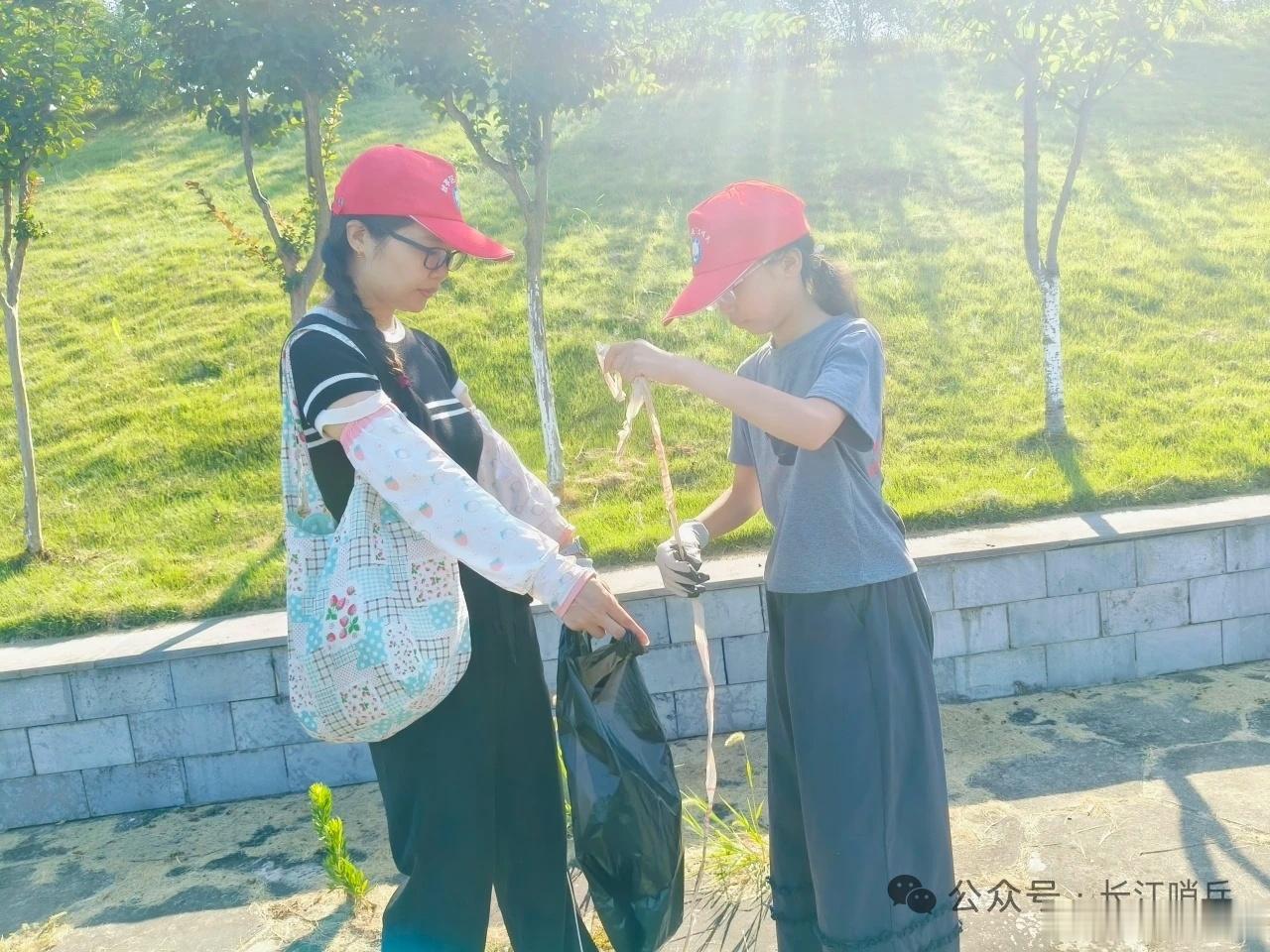 七月盛夏骄阳似火，猇亭长江岸线一派热火朝天。7月11日清晨，猇亭区委社会工作部联