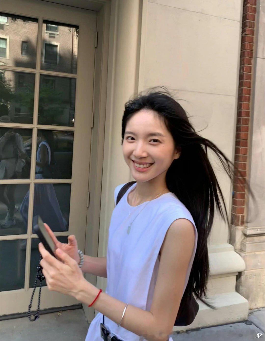 李思潼好瘦，刚从素人出身都这么瘦，感觉是天生很瘦的那种人刘海留着吧，有刘海稍微好