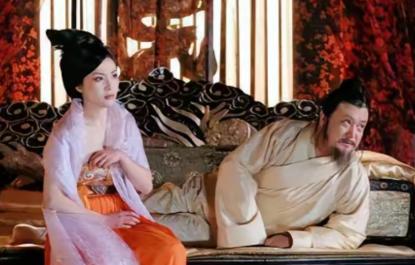 白居易晚年蓄养大量年轻侍妾，来时十四五岁，到十七八岁就被卖掉或转让，三年一换，雷