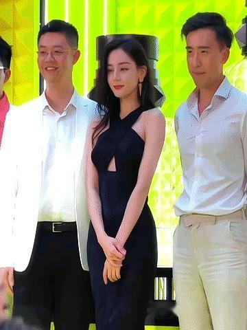 看了热巴这次品牌活动的现场图，突然理解了什么叫“代言人与总裁互相成全”。
一边是
