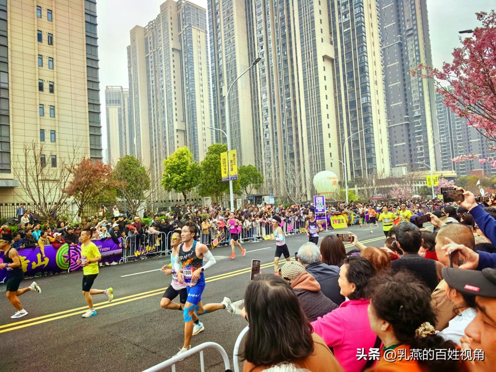 2026汉马刚落幕。
 
终点改到青山江滩，算是把往届后半程的槽点全堵上了。
 