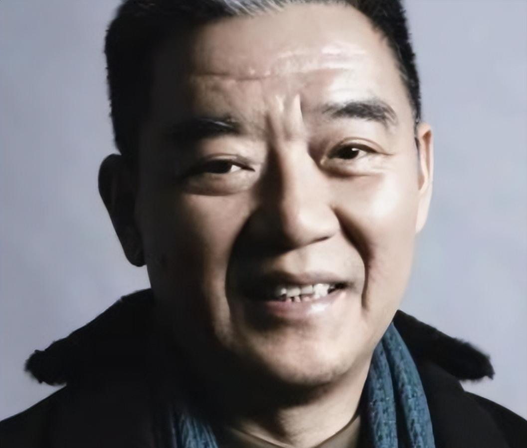 1990年，李立群从台湾回到大陆，找到了同父异母的大哥，见到大哥家一贫如洗，他拿