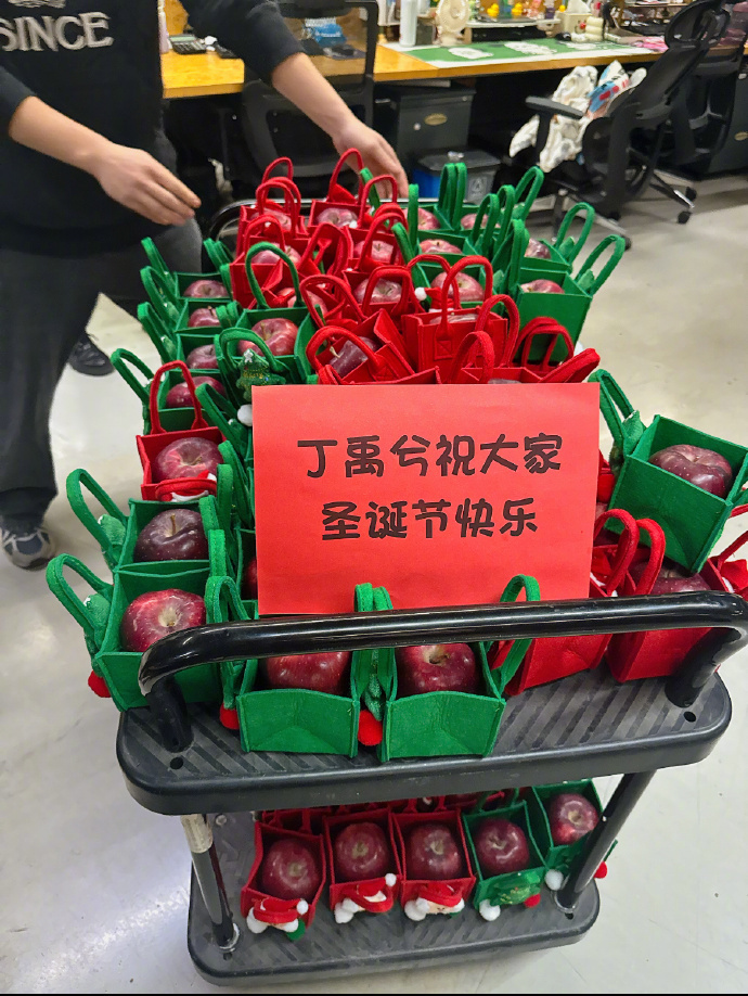 丁禹兮给工作人员送了平安果，真诚又体面的小丁，和他做同事做梦都要笑醒的程度啊[抱