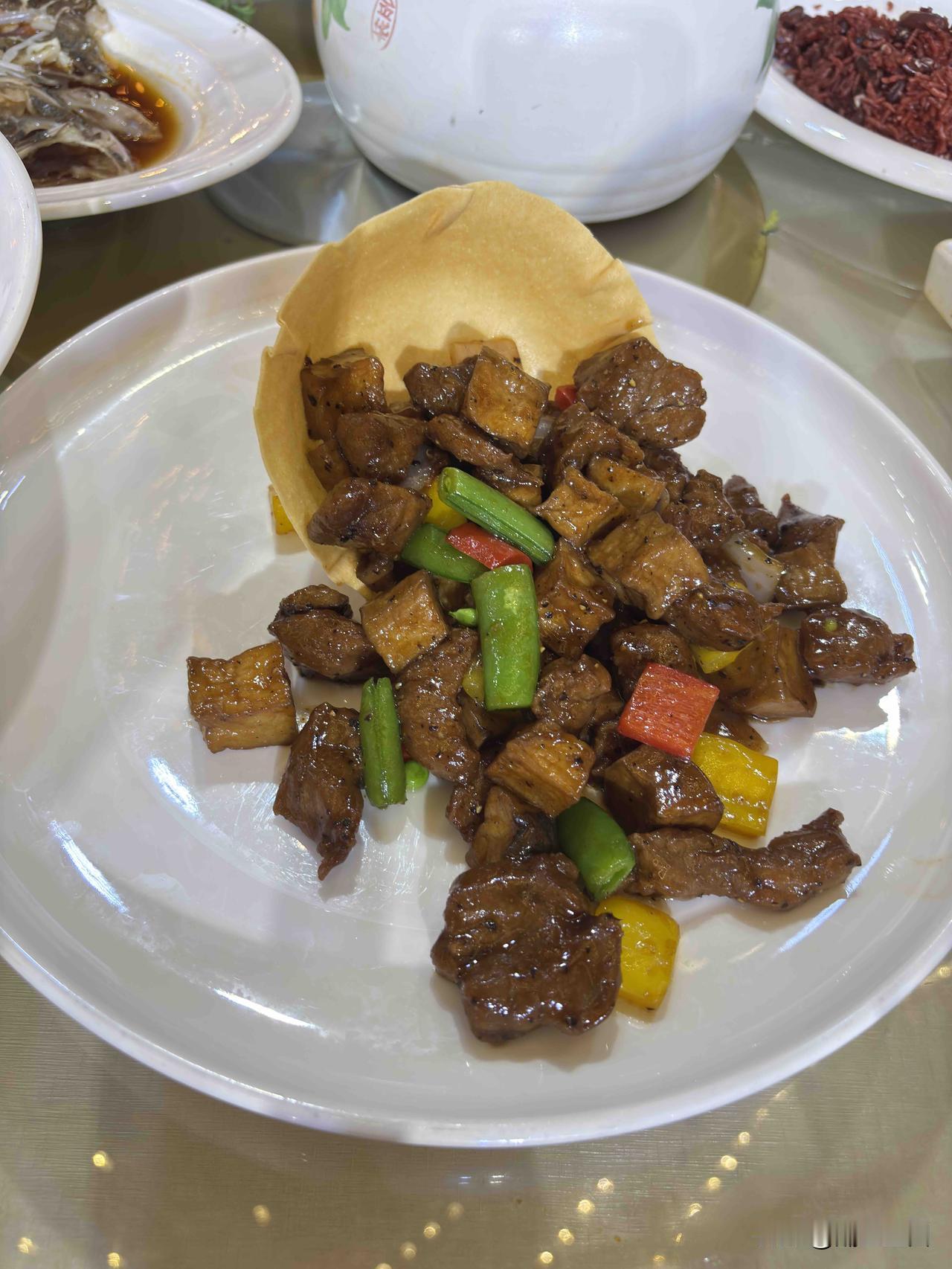西安蓝田长鸿盛宴大厅随拍，这个店是去年开业的，装修很上档次，在蓝田目前能排第一名