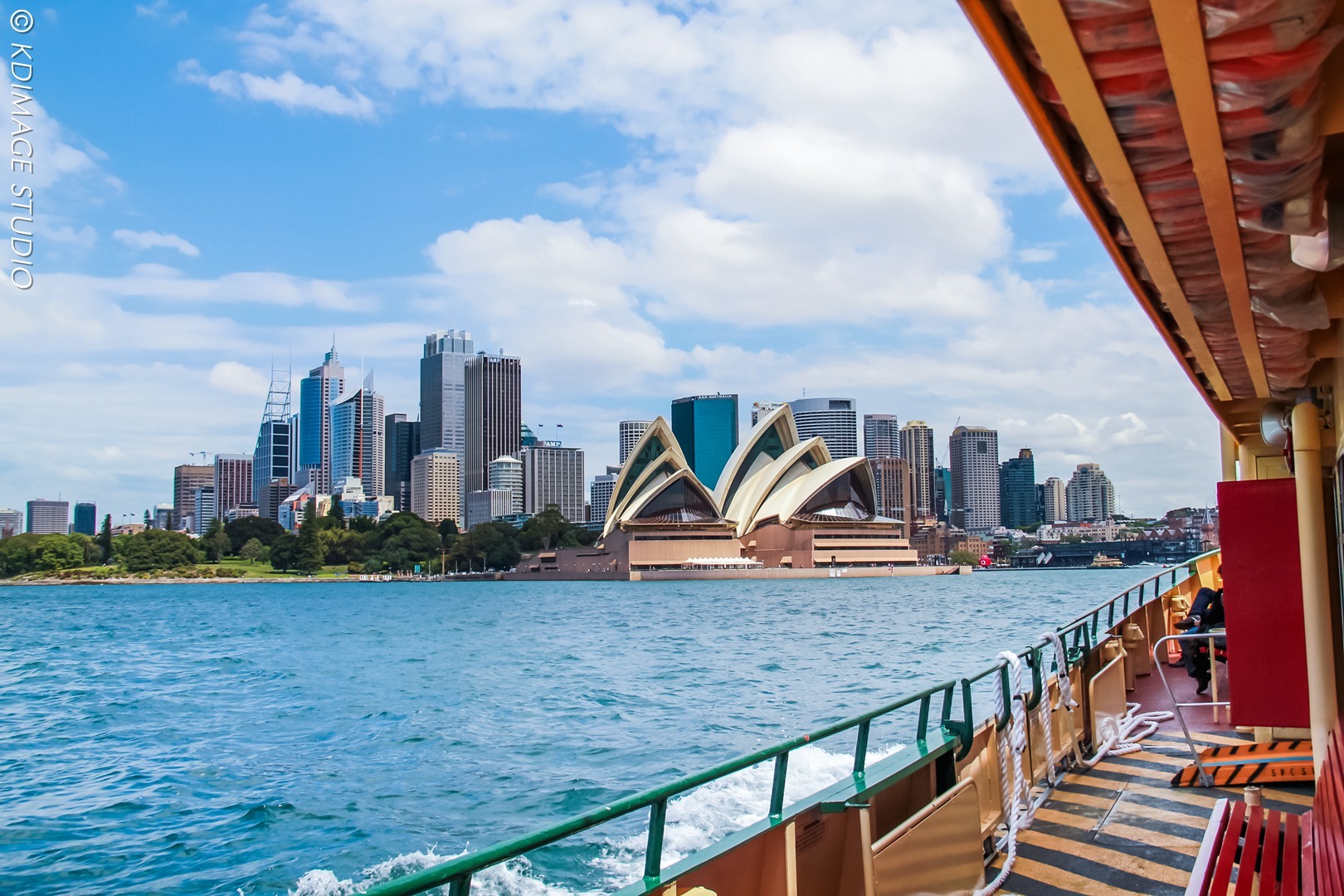 出发吧拥抱世界从海上轮船的甲板远眺，悉尼歌剧院不再是静止的雕塑，而是一首流动的诗