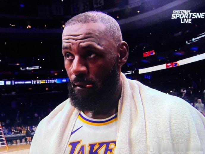 快攻发动机已启动！詹姆斯接长传快下2+1，直接把比赛节奏拿捏，湖人领先稳了！ 