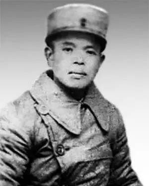 1950年，肖华奉命调往北京，赴任路上，他看到了一个香烟小贩，顿时脸色大变：“这