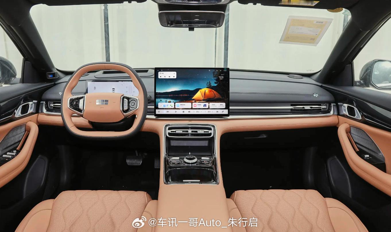 新款吉利银河A7 PHEV实车。新车续航有所提升，将搭载28.3千瓦时磷酸铁锂电