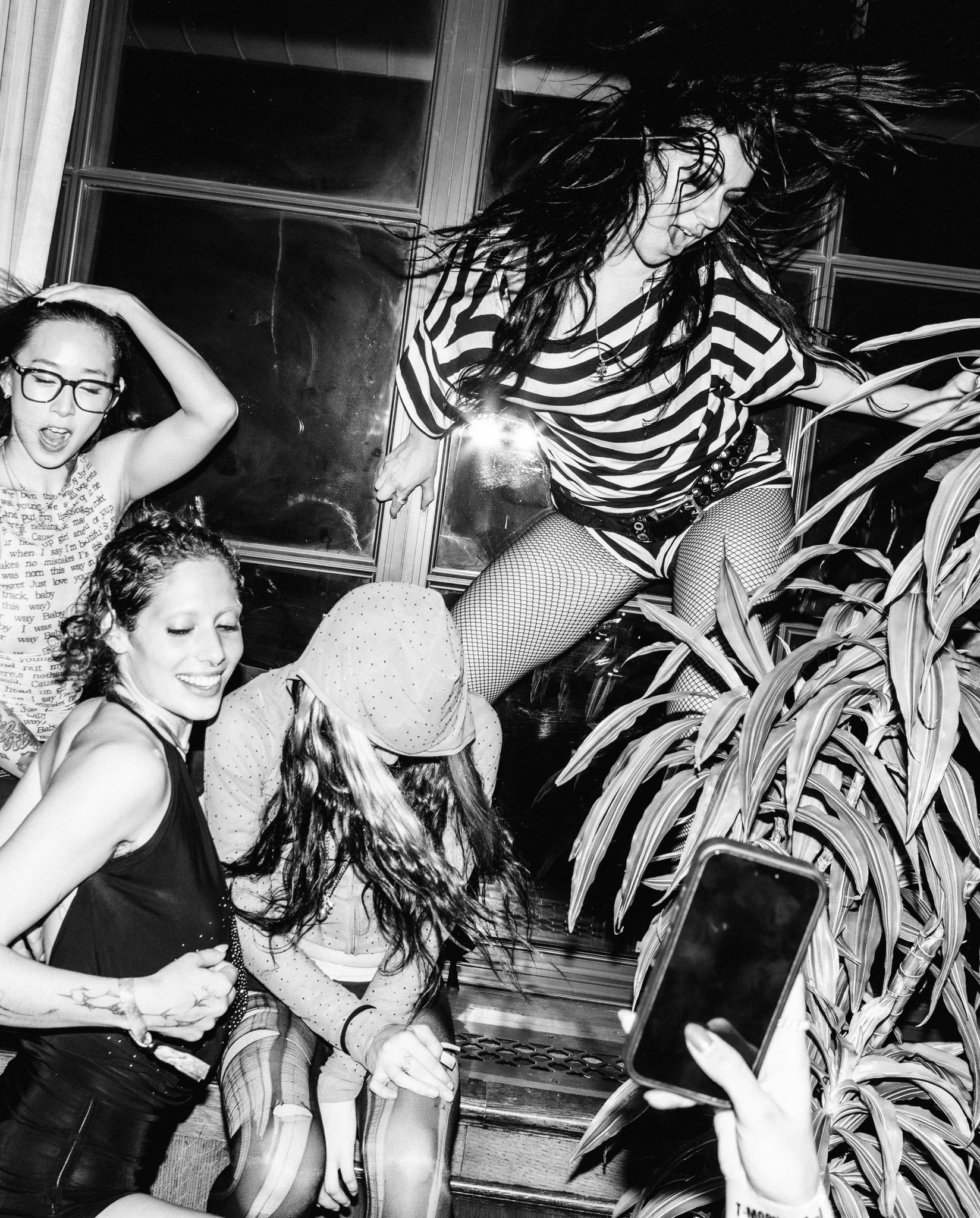 Charli xcx庆祝34岁生日： 