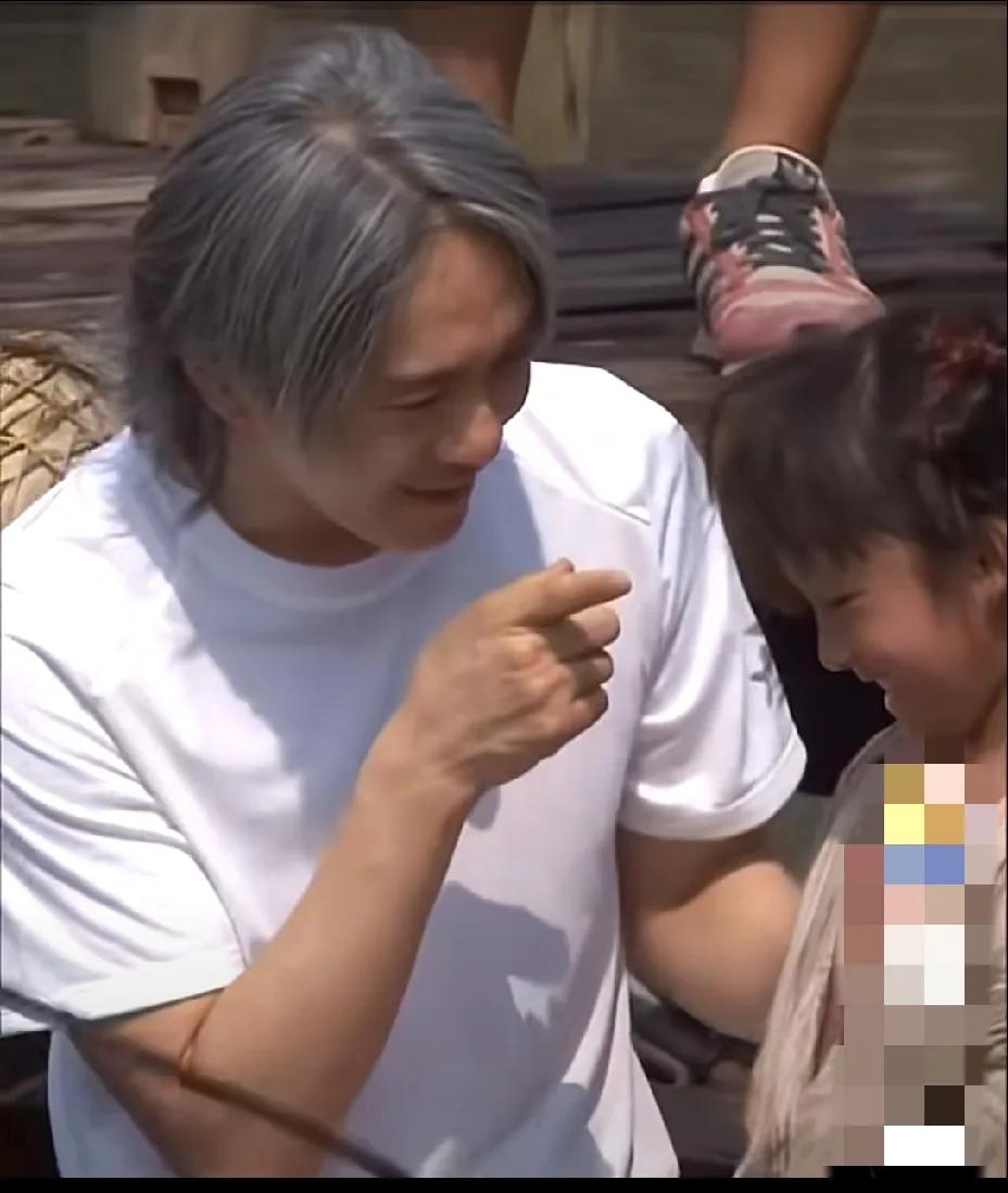 周星驰指导小童星拍戏的花絮，喜剧细胞满满的周星驰马上把小演员逗笑了，62岁的周星