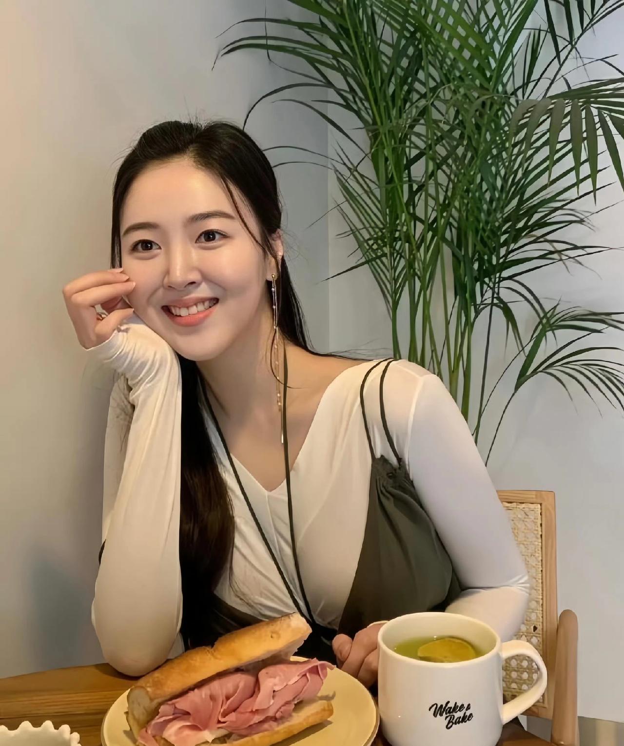 阳光明媚的午后，享受一份美味的火腿三明治和暖心的茶🍃🥪🍵