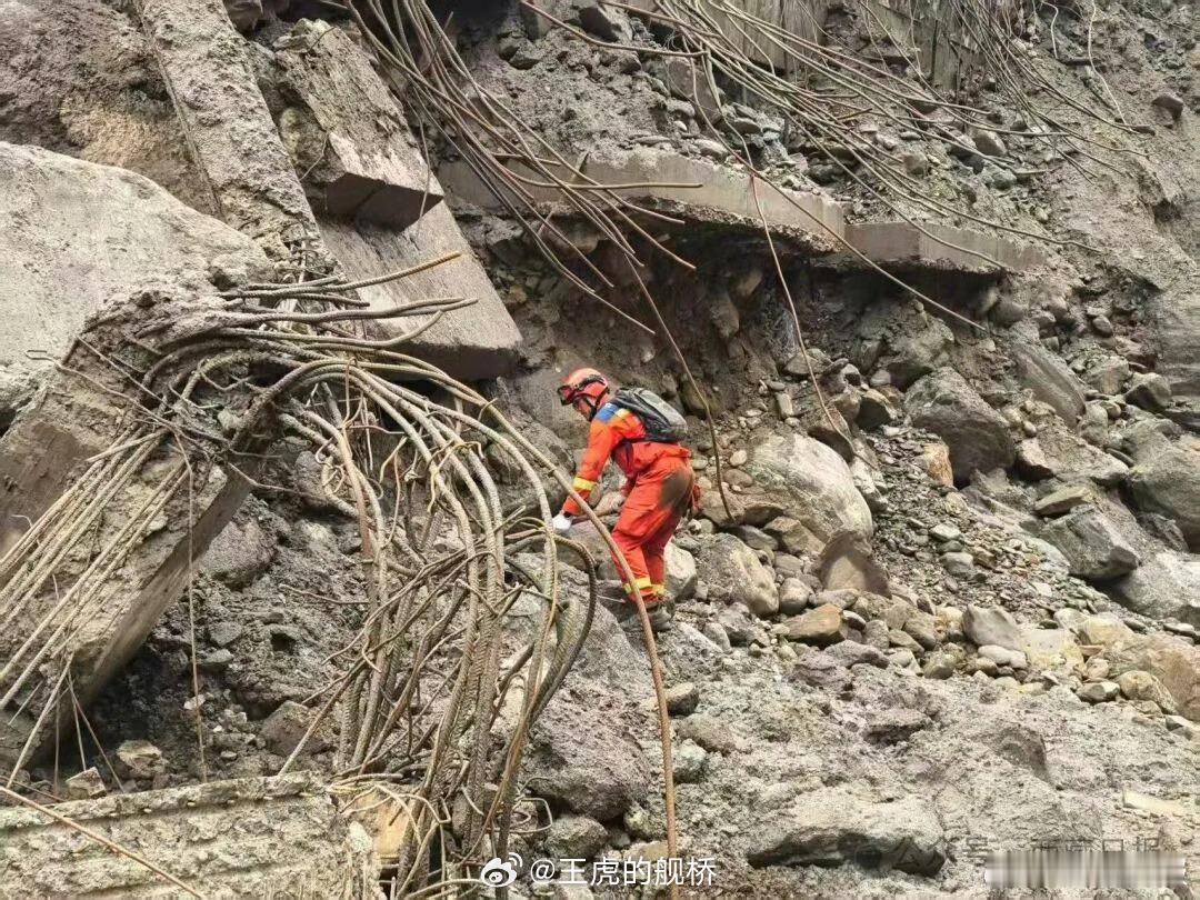 吉隆口岸大楼只剩钢筋骨架看完之后就两个感觉：修得真结实，真扎实。但就算这么扎实也