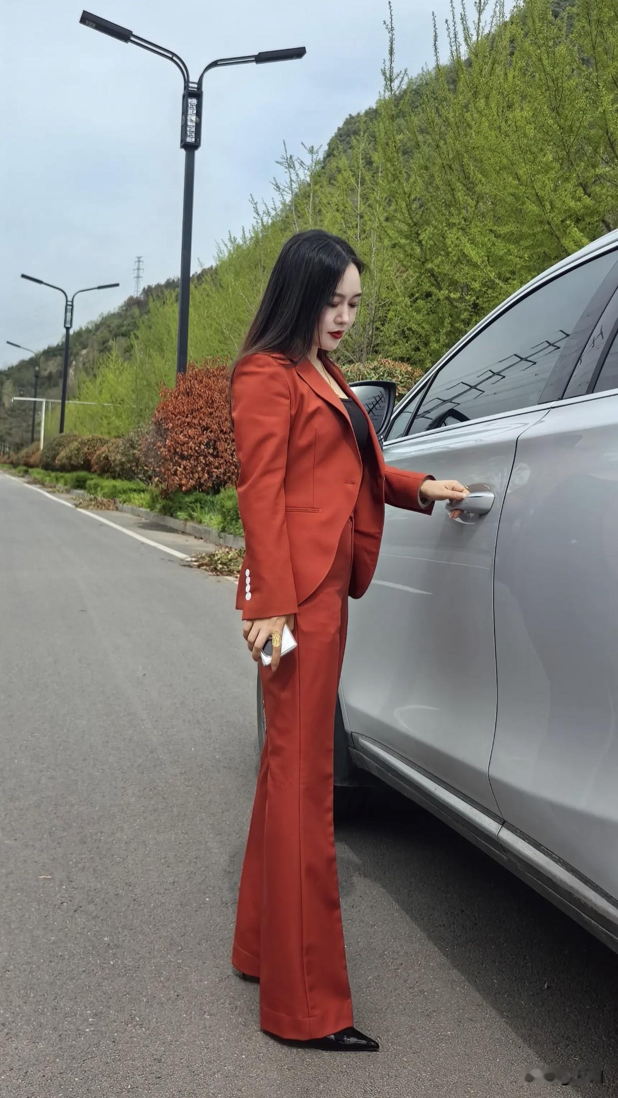 红色正装搭配什么颜色的高跟鞋黑色高跟鞋还是百搭之王