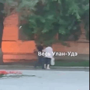 最近一段时间，俄罗斯一些地区的征兵办公室被人送去"莫洛托夫鸡尾酒"。估计这些人收