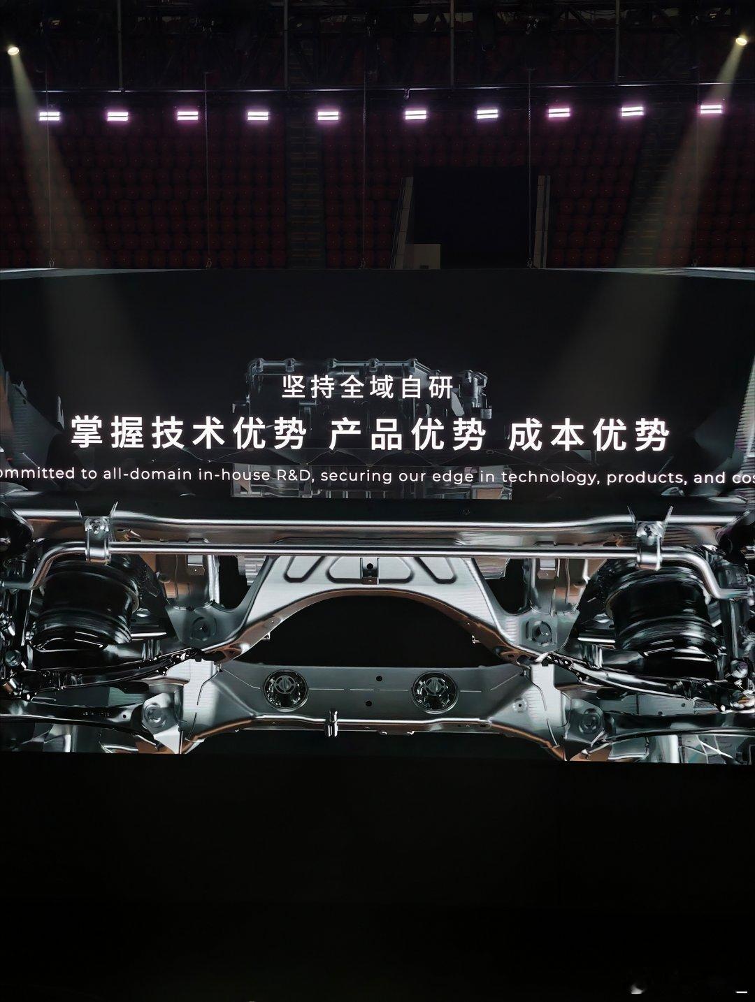 零跑9系豪华双旗舰同台首秀 从零起跑，零排放、零拥堵、零碰撞这是零跑汽车命名的由