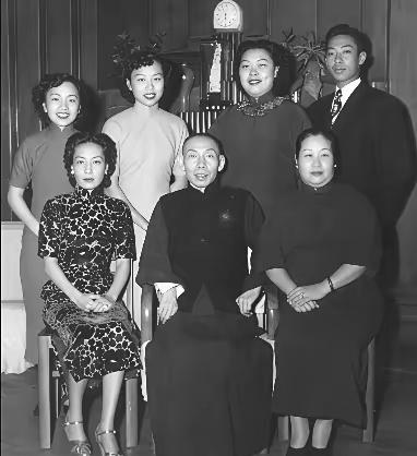 1948年，孟小冬跑来看闺蜜姚玉兰，俩人睡一张床，姚玉兰半夜偷偷溜了。

进来的