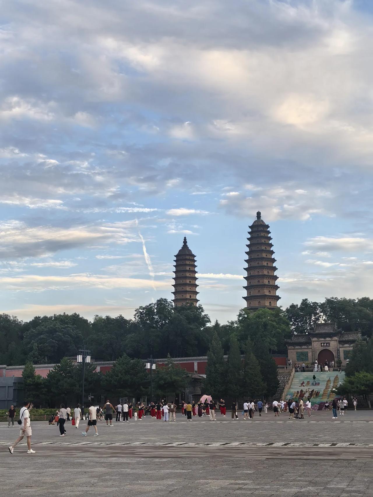 昨天进入中伏，太原的气温又开始热起来了。今天中午把家里的空调打开，让“休眠”的空