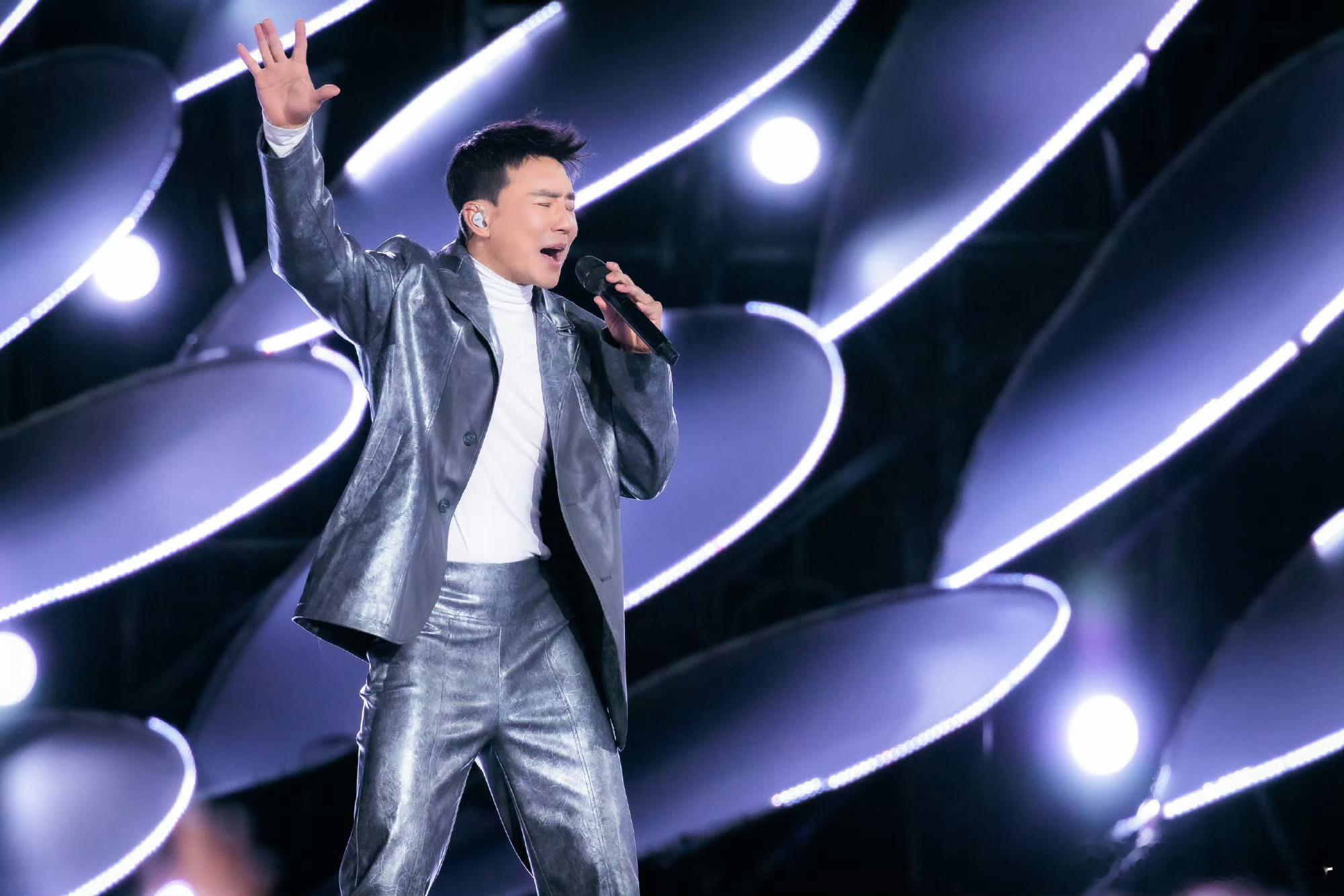 大湾区晚会 气势如虹如刘畊宏 梦回当年歌手刘畊宏！一首气势如虹唱得热血沸腾，稳到