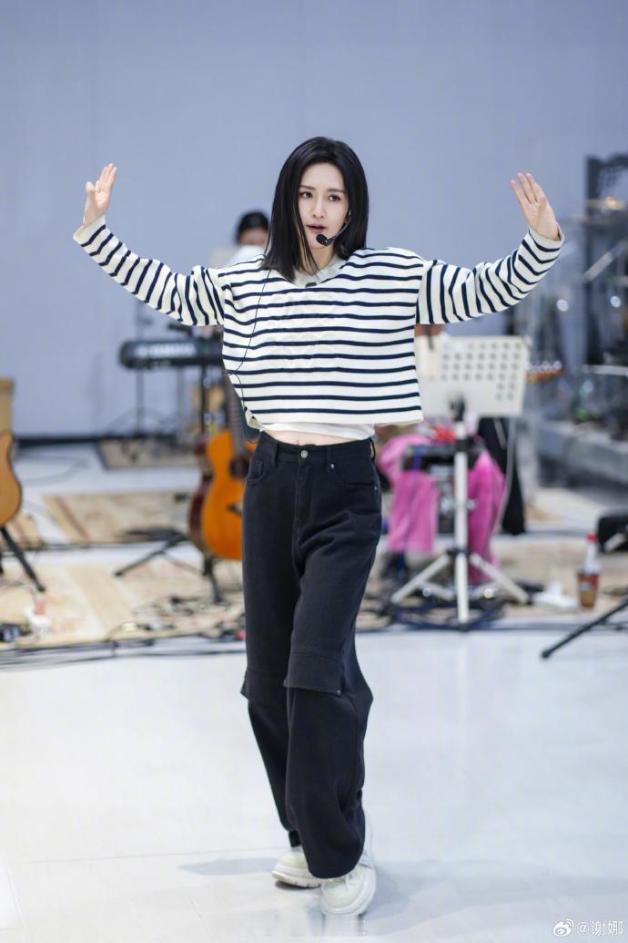 谢娜激动得不知道该说什么、谢娜演唱会训练照热气腾腾的排练日常新鲜出炉，谢娜和乐队