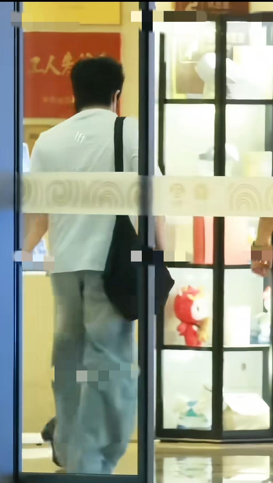 新鲜路透！王楚钦动身前往大连征战乒超联赛啦
一身简约白T搭配浅灰阔腿裤，背着大包