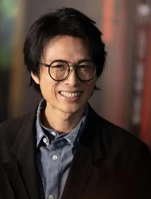 一段非常通透的话：“男人接近女人，和你聊天，不是为了哄你开心，十有八九是有别的心