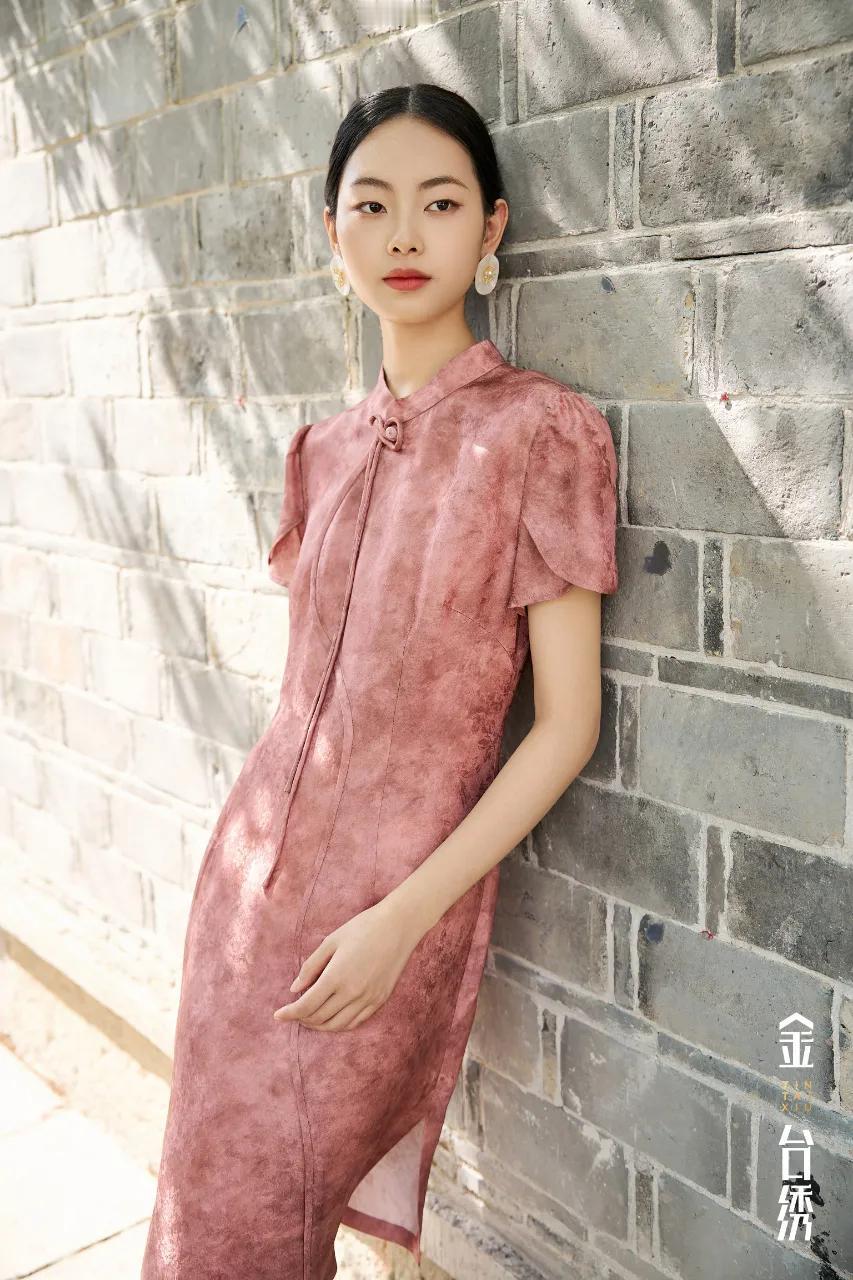 漫入长夏
阳光晒透，落夏满天
丝丝入扣，织夏为裳
连衣裙女人怎样穿搭，更显气质
