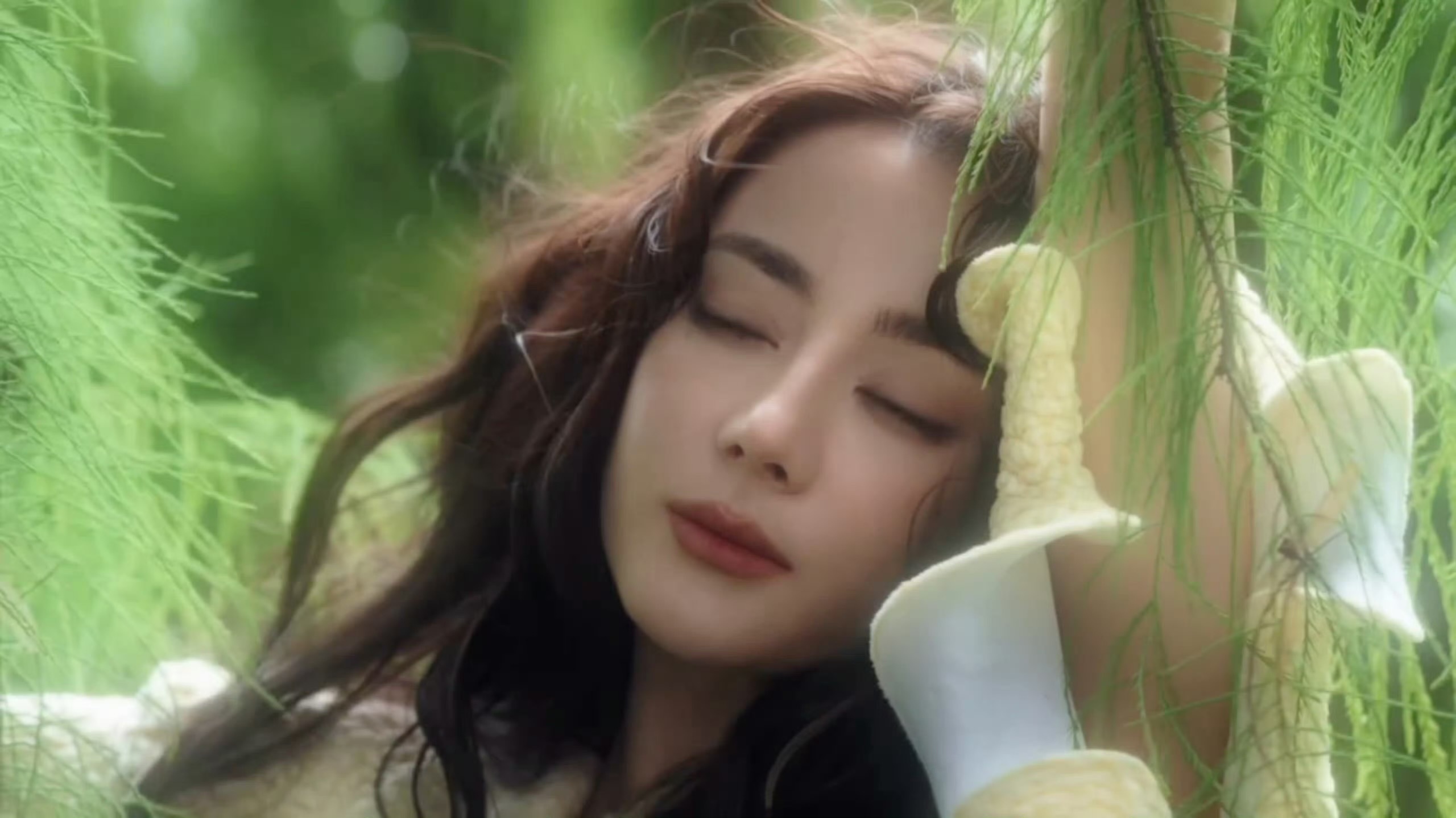 坠入童话秘境的绿野精灵🧚迪丽热巴首个VOGUE单人封面 迪丽热巴 VOGUE