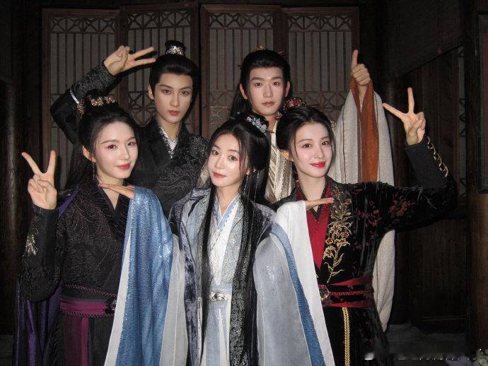 #烽影燃梅香官宣杀青# 期待已久的《烽影燃梅香》终于杀青啦！一体双魂的设定太带感