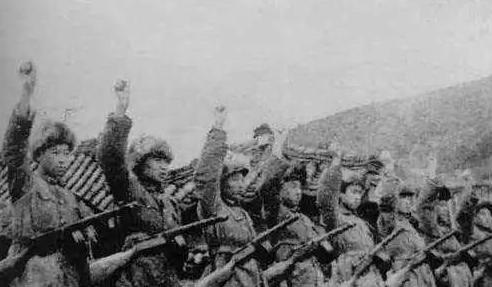 1951年2月，部队赴朝参战途中，一位士兵着急慌忙地跑到邮政代办所，大喊着：“我