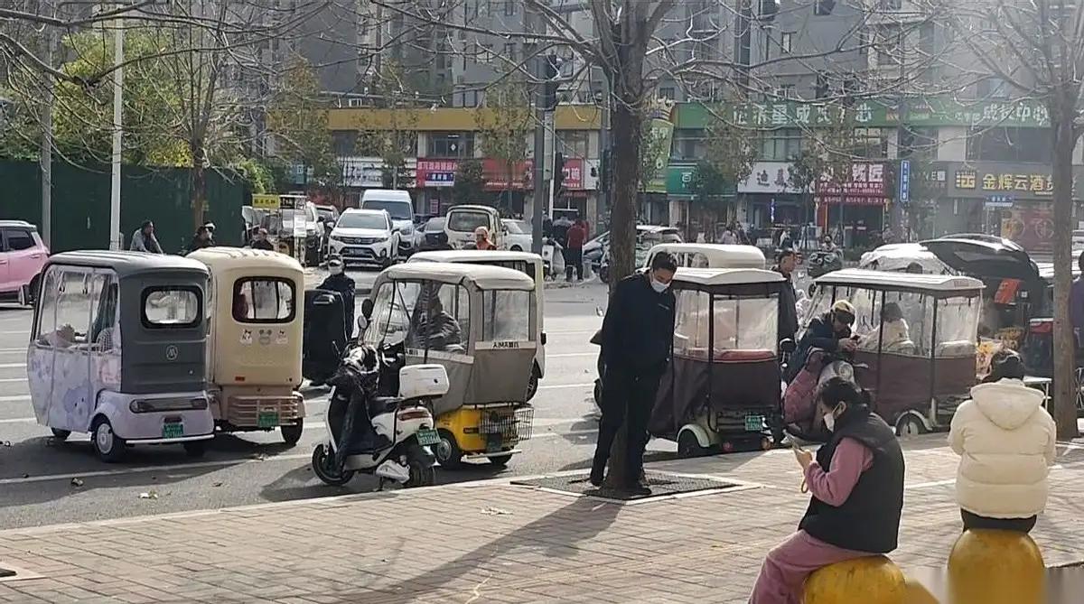 一纸禁令下来，第一个被“围剿”的，竟然是校门口那些接孙子的爷爷奶奶。每天放学时分