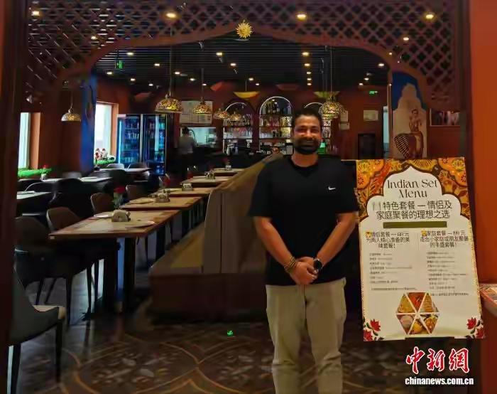 北京海淀区一家商场里，藏着一家印度餐厅。老板叫尼廷·迈塔尼，来自印度新德里，工商