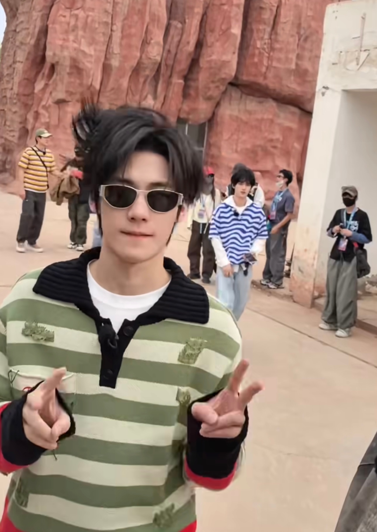 邵兵镜头下的张真源炸毛了让我看看这是谁啊，居然在邵兵的vlog里看到张真源了哈哈
