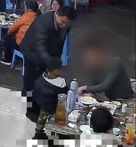 12月15日，云南楚雄一3岁男孩和爸爸在餐馆就餐，看到店里来了一个“解放军叔叔”