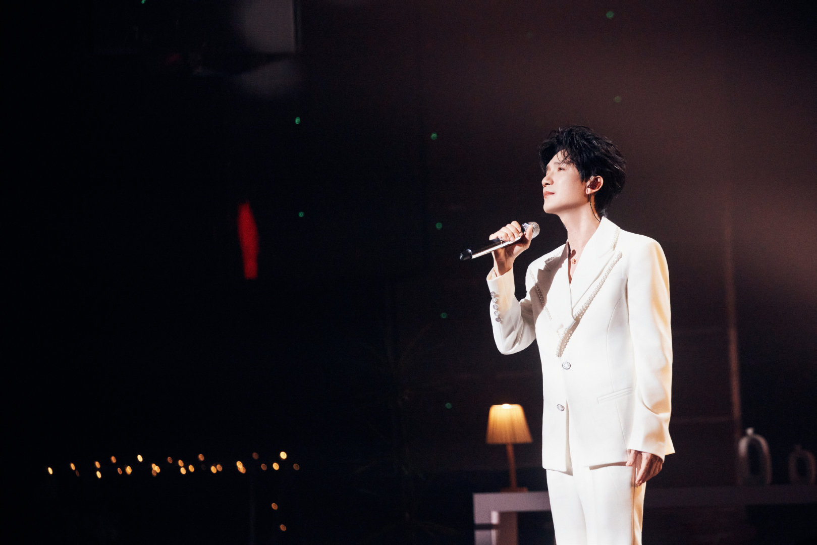 陈楚生荒芜之境机械舞美陈楚生演唱会舞美再突破！三魔盒互动悬浮舞台全新上线，自由拆